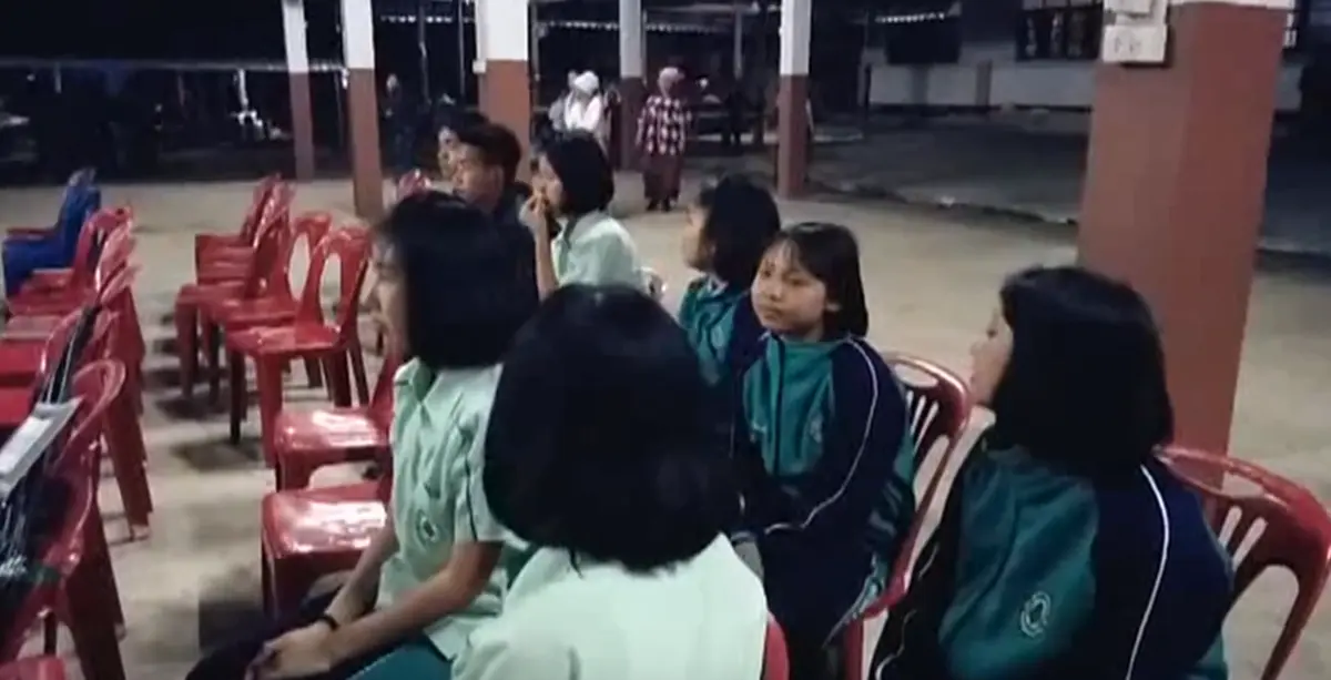 เสียงร่ำไห้ ดังระงม!! เพื่อนสุดอาลัย "หนุ่ม ม.5" ดับสลดเพราะความสะเพร่าผู้รับเหมาสร้างถนน ด้านแม่ผ่าตัดสมองยังสาหัส!!   
