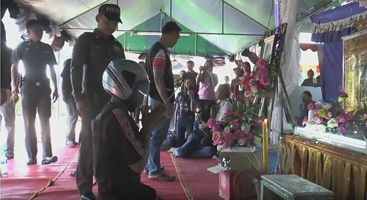 มีแต่เสียงสาปแช่ง!! ตำรวจคุมตัว "ผัวหลอนยา" ทำแผนฯคดีสว่านไฟฟ้าเจาะร่างเมีย ชาวบ้านสุดทน รุมกระทืบชุลมุน!!