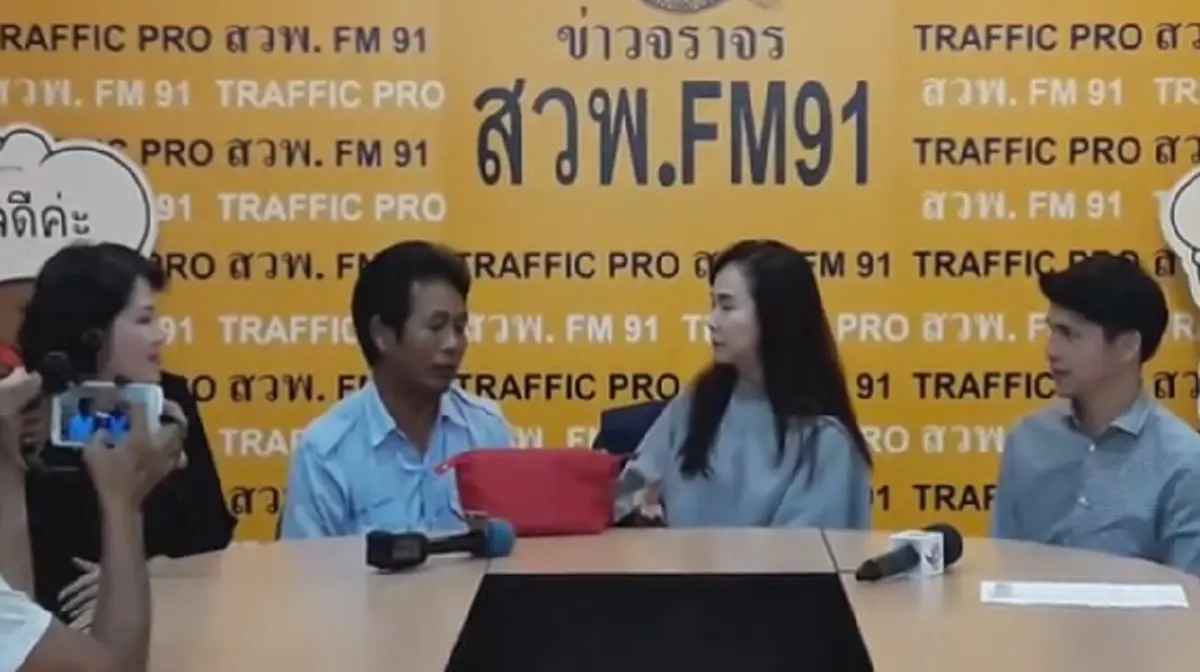 นับถือหัวใจ!! "ลุงแท็กซี่" ใจซื่อ เก็บเงินแสนส่งคืนเสี่ย บ.หลอดไฟ หลังลืมทิ้งไว้บนรถ ก่อนทิ้งคำพูดสุดประทับใจ ที่ต้องแชร์ต่อ!!