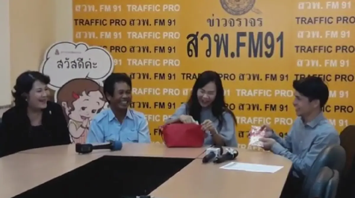 นับถือหัวใจ!! "ลุงแท็กซี่" ใจซื่อ เก็บเงินแสนส่งคืนเสี่ย บ.หลอดไฟ หลังลืมทิ้งไว้บนรถ ก่อนทิ้งคำพูดสุดประทับใจ ที่ต้องแชร์ต่อ!!