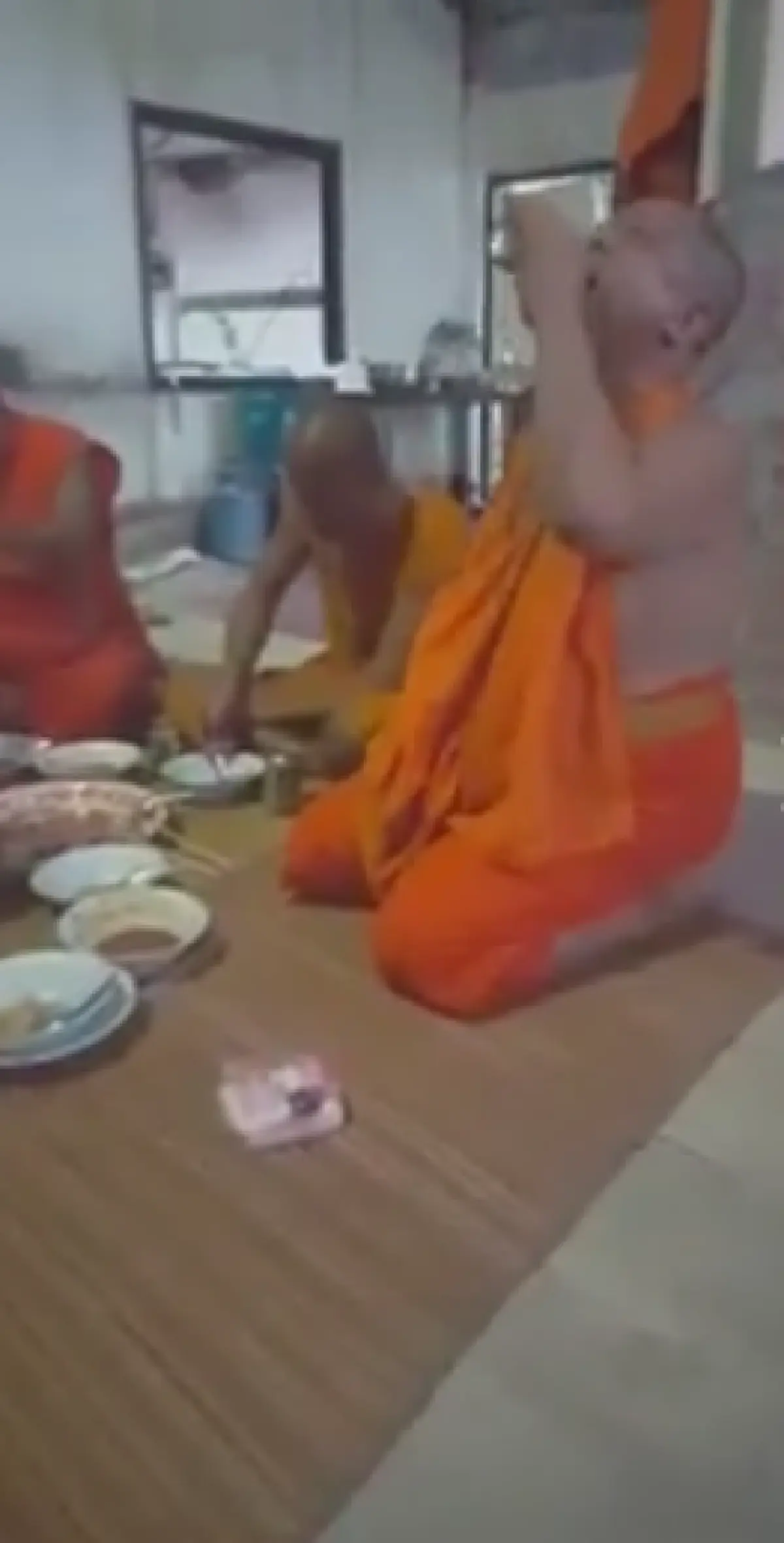 เหลือบศาสนา!! ฉาวว่อนเน็ต "เจ้าอาวาสวัดดัง" นั่งกระดกเบียร์สุดชิล อ้างถูกพระด้วยกันถ่ายแบล็คเมล์ ปมส่วนแบ่งเงินกฐิน!!