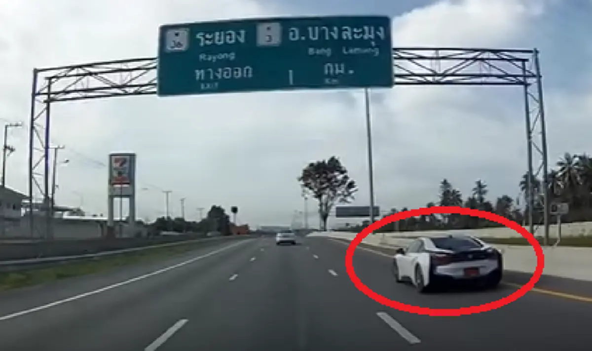 หน้าแตกหมอไม่รับเย็บ !! หลังหนุ่มซิ่งรถหรู BMW i8 พุ่งชนเบ็นซ์เต็มแรง  แต่กลับโกหกหน้าตายว่าเบ็นซ์มาเบียด... เสียใจ มีคลิปเต็มๆตา (มีคลิป)