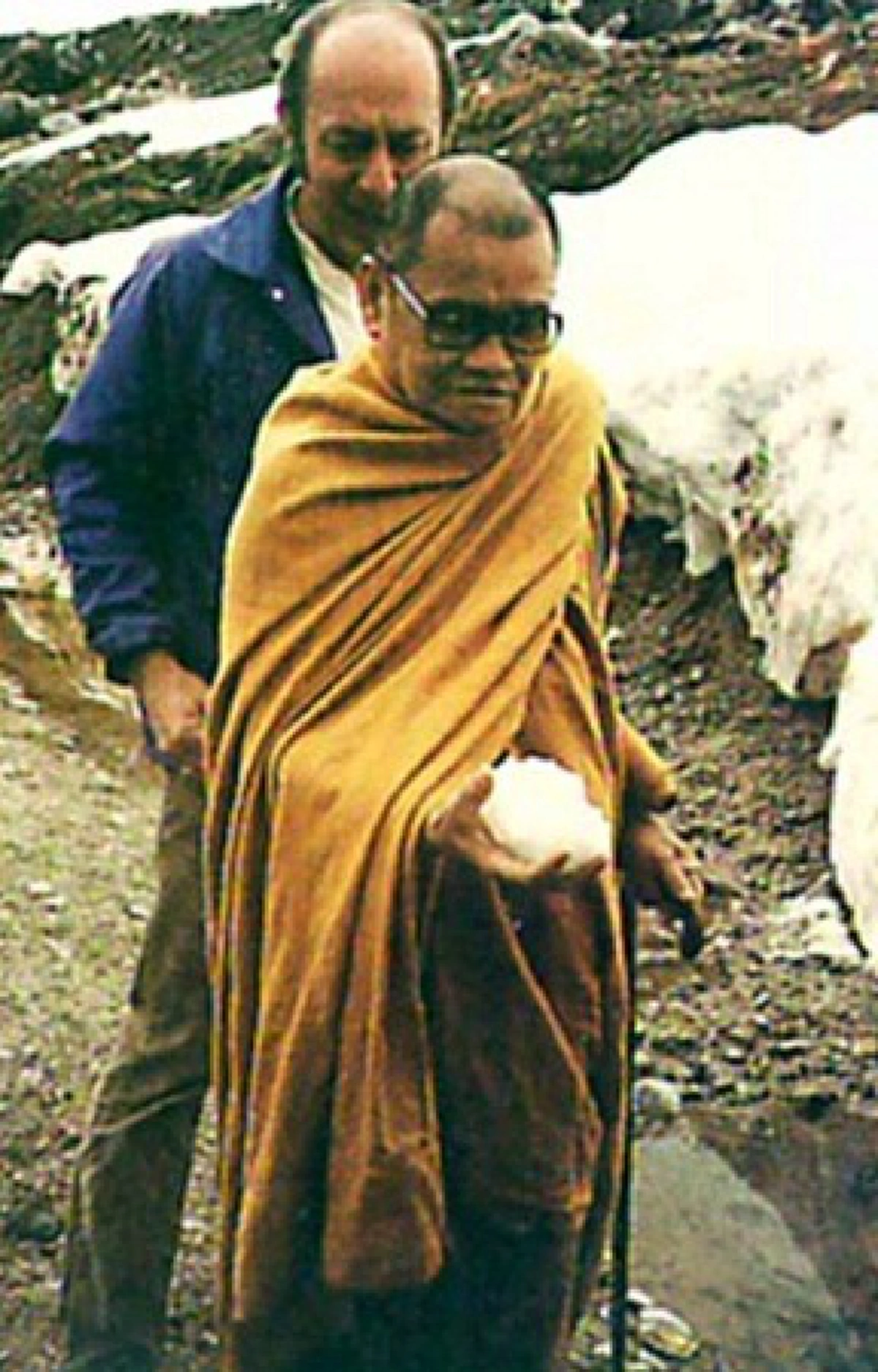 เพราะพระสงฆ์จะ "ทะลุดง" แทน "ธุดงค์"!! นั่นแหละคือเหตุผลที่หลวงพ่อชาไม่รับ "รถยนต์" ที่ญาติโยมนำมาถวาย!!