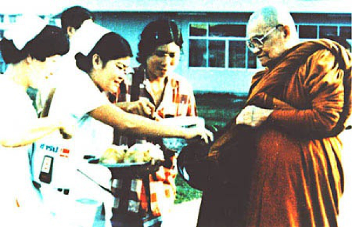 หน้าชาไปหลายวัน!! เมื่อท่านเจ้าคุณเย้ยหยัน "หลวงพ่อชา" ว่า "ไม่อายหรือ...ถึงได้สะพายบาตรเข้าวัง" แล้วเจอสวนกลับอย่างนี้...?!