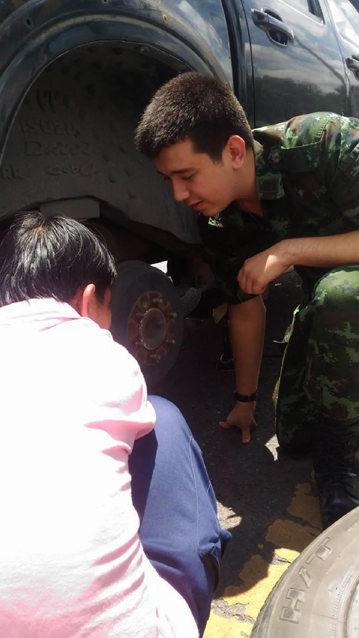 โอ้แม่เจ้า...!!! ชาวเน็ตแห่ชื่นชม พลทหารช่วยประชาชนชนโบกรถ-เปลี่ยนยางรถ ที่ระเบิดกลางทาง พอเห็นหน้าปุ๊ป ต้องร้องว่า หล่อเลย (ชมภาพ)