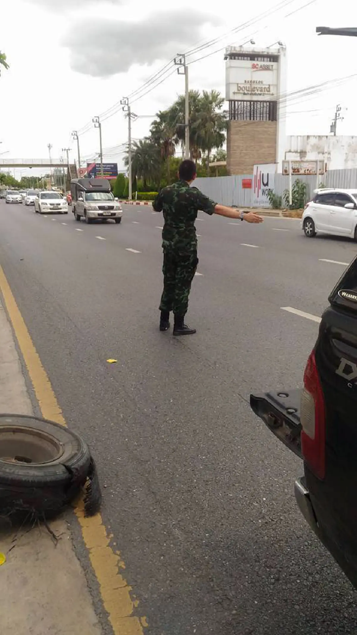 โอ้แม่เจ้า...!!! ชาวเน็ตแห่ชื่นชม พลทหารช่วยประชาชนชนโบกรถ-เปลี่ยนยางรถ ที่ระเบิดกลางทาง พอเห็นหน้าปุ๊ป ต้องร้องว่า หล่อเลย (ชมภาพ)