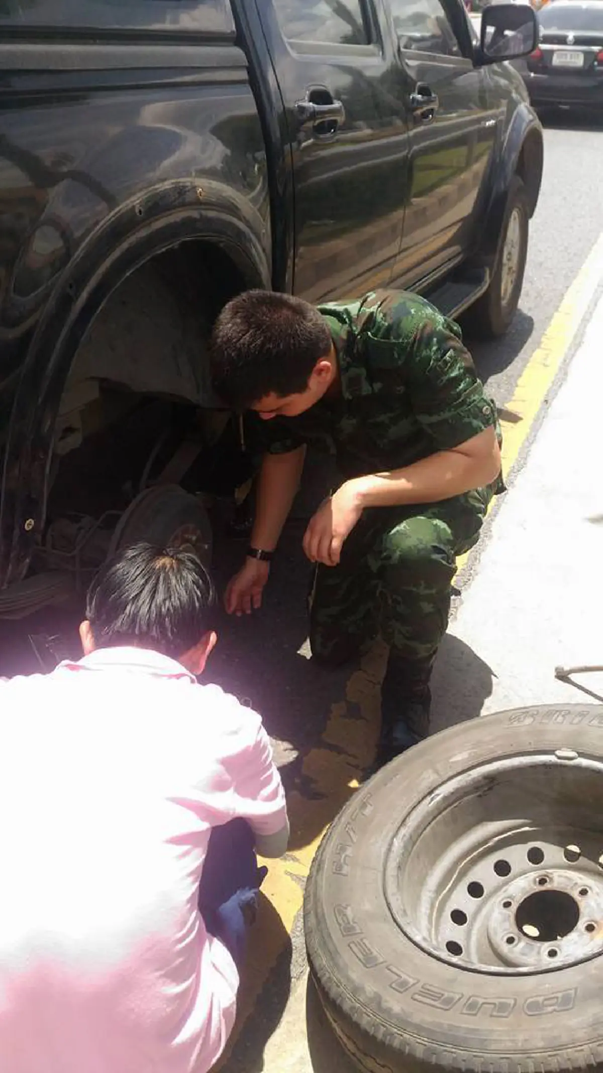 โซเชียลแห่ชม!! "พลทหาร" ช่วยคนเปลี่ยนยางรถ แต่พอเห็นชัดๆ เท่านั้นแหละถึงบางอ้อ รู้เลยว่าเขาเป็นใคร??(มีภาพ)