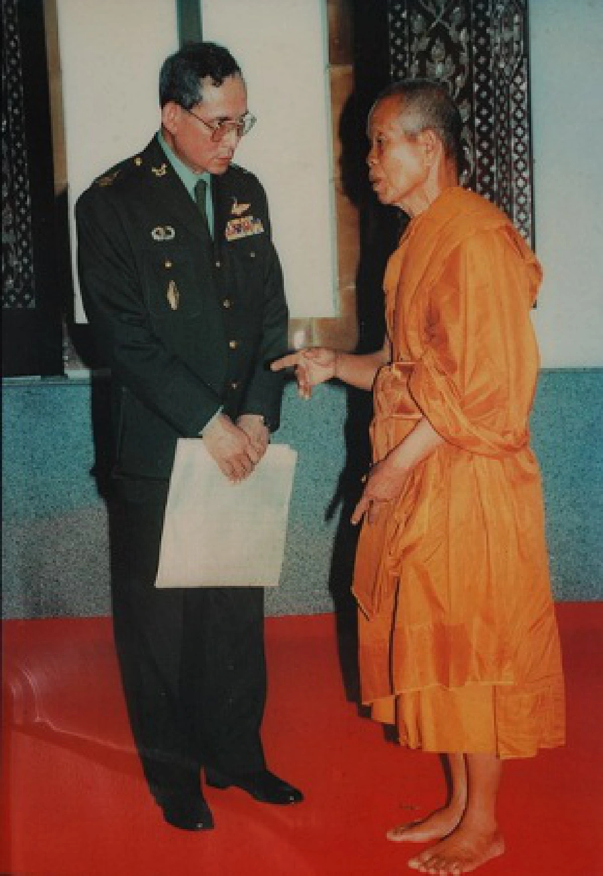 ความประทับใจของศาสตราจารย์สัญญา ธรรมศักดิ์!! "ผมเห็นภาพพระองค์ทรงประคองแขนพระชราแล้วพาไปส่งถึงรถ ... ภาพที่จะตราตรึงหัวใจของศาสนิกชนไทยทุกดวง"!!
