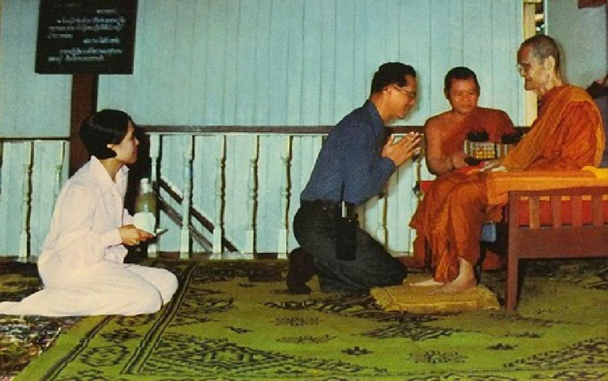 ความประทับใจของศาสตราจารย์สัญญา ธรรมศักดิ์!! "ผมเห็นภาพพระองค์ทรงประคองแขนพระชราแล้วพาไปส่งถึงรถ ... ภาพที่จะตราตรึงหัวใจของศาสนิกชนไทยทุกดวง"!!
