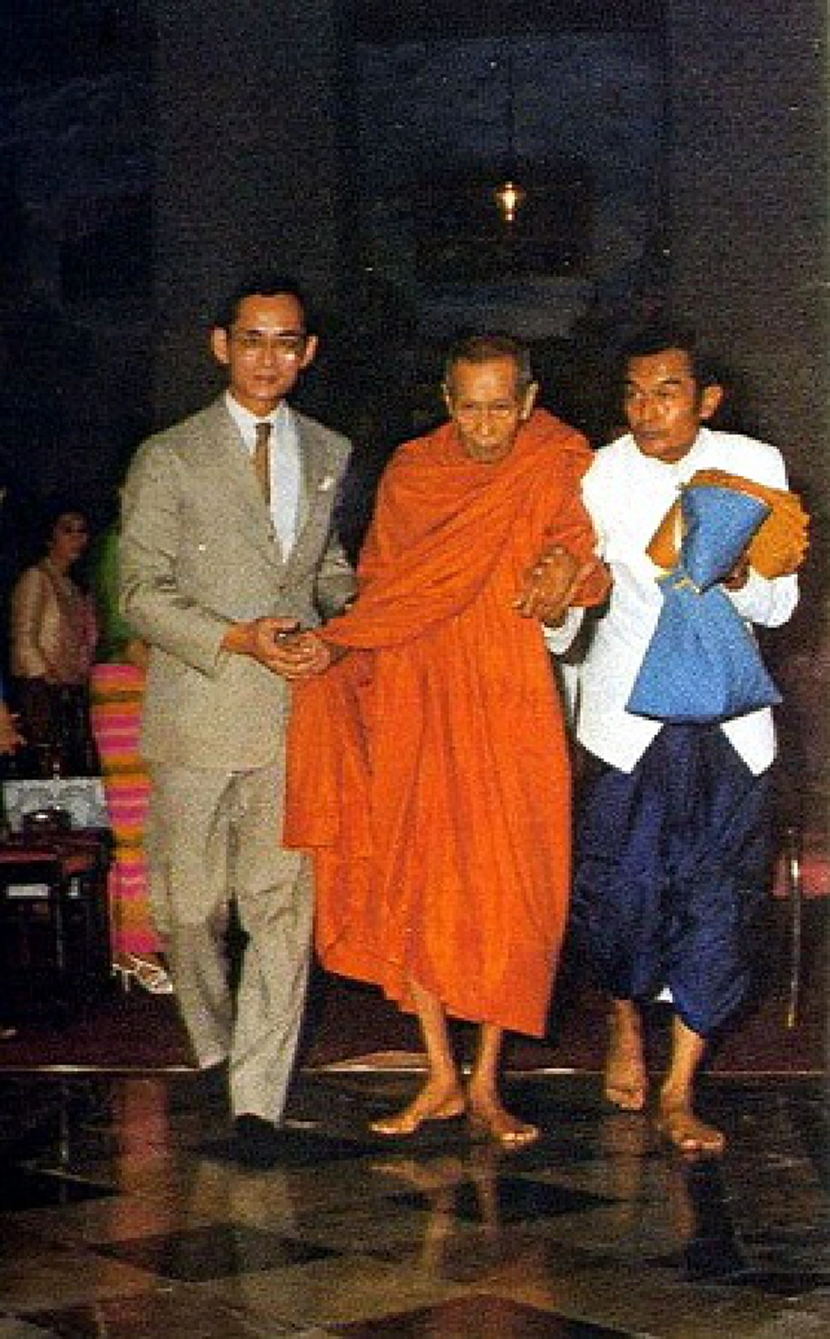 ความประทับใจของศาสตราจารย์สัญญา ธรรมศักดิ์!! "ผมเห็นภาพพระองค์ทรงประคองแขนพระชราแล้วพาไปส่งถึงรถ ... ภาพที่จะตราตรึงหัวใจของศาสนิกชนไทยทุกดวง"!!