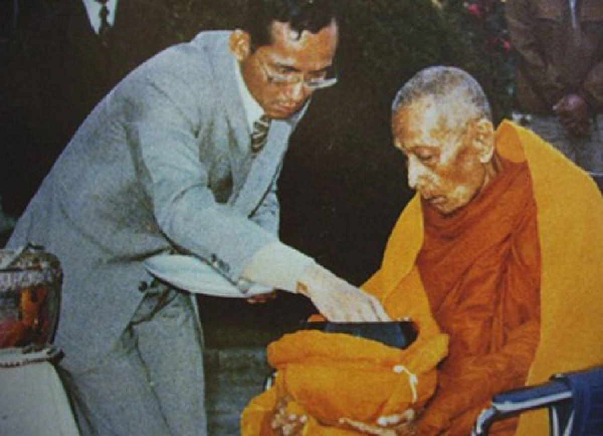 ความประทับใจของศาสตราจารย์สัญญา ธรรมศักดิ์!! "ผมเห็นภาพพระองค์ทรงประคองแขนพระชราแล้วพาไปส่งถึงรถ ... ภาพที่จะตราตรึงหัวใจของศาสนิกชนไทยทุกดวง"!!