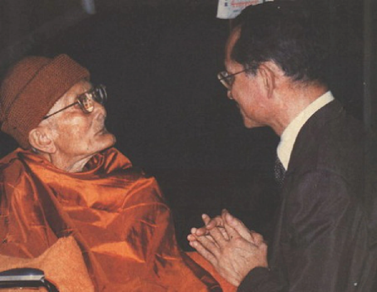 ความประทับใจของศาสตราจารย์สัญญา ธรรมศักดิ์!! "ผมเห็นภาพพระองค์ทรงประคองแขนพระชราแล้วพาไปส่งถึงรถ ... ภาพที่จะตราตรึงหัวใจของศาสนิกชนไทยทุกดวง"!!