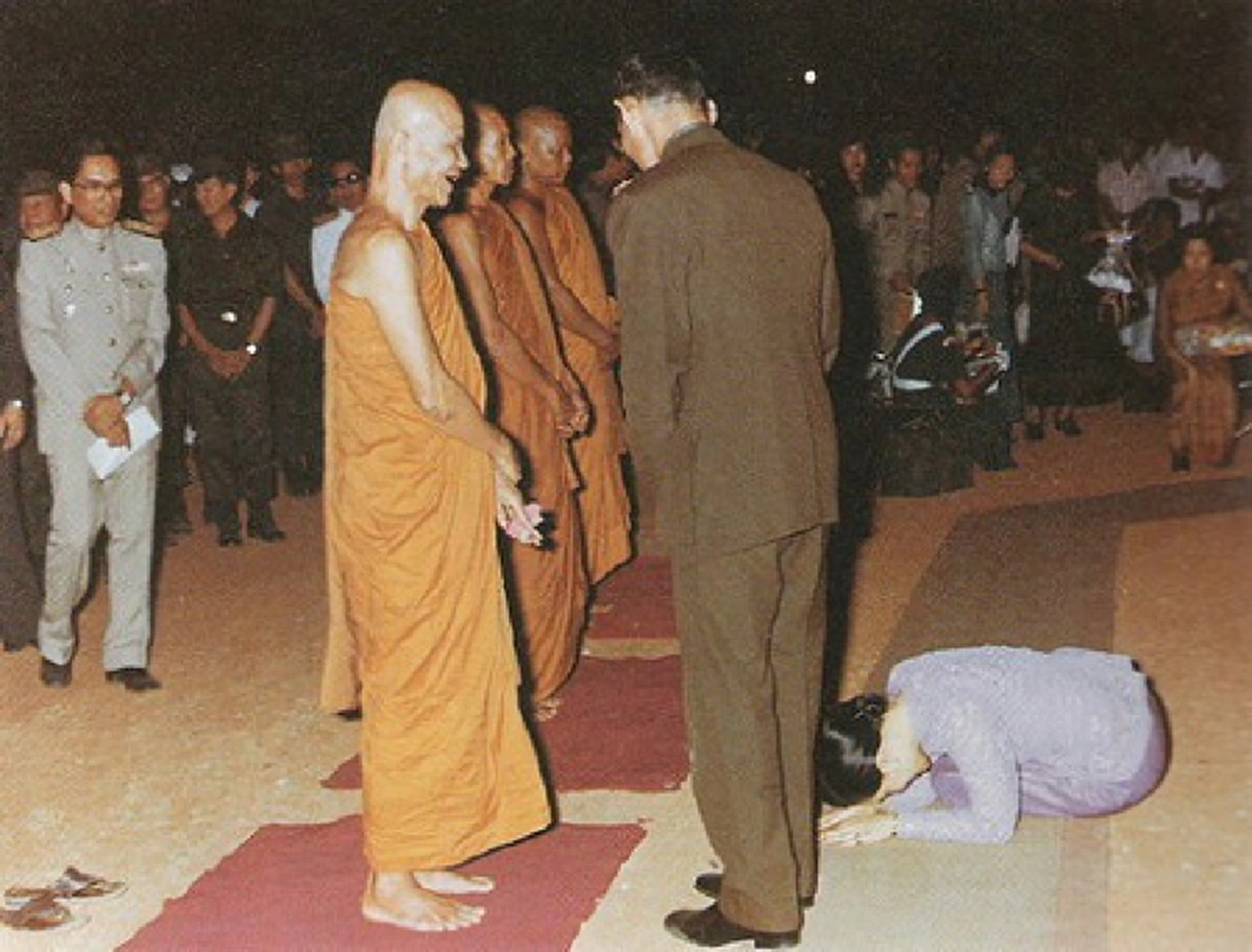 ความประทับใจของศาสตราจารย์สัญญา ธรรมศักดิ์!! "ผมเห็นภาพพระองค์ทรงประคองแขนพระชราแล้วพาไปส่งถึงรถ ... ภาพที่จะตราตรึงหัวใจของศาสนิกชนไทยทุกดวง"!!