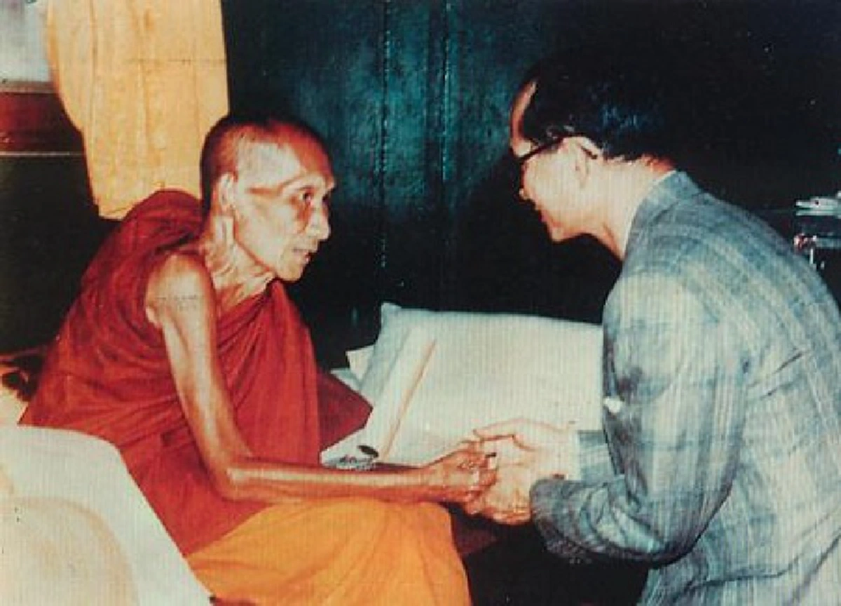ความประทับใจของศาสตราจารย์สัญญา ธรรมศักดิ์!! "ผมเห็นภาพพระองค์ทรงประคองแขนพระชราแล้วพาไปส่งถึงรถ ... ภาพที่จะตราตรึงหัวใจของศาสนิกชนไทยทุกดวง"!!