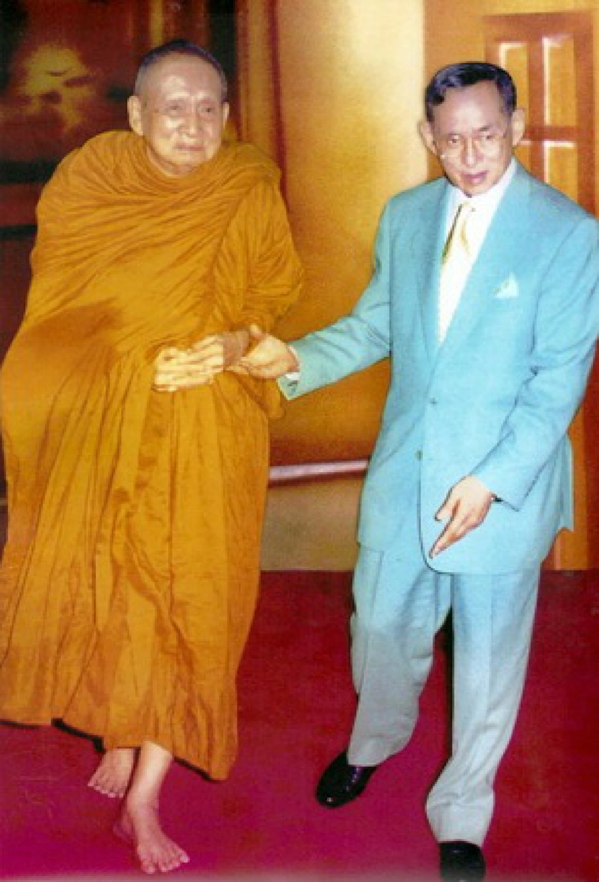 ความประทับใจของศาสตราจารย์สัญญา ธรรมศักดิ์!! "ผมเห็นภาพพระองค์ทรงประคองแขนพระชราแล้วพาไปส่งถึงรถ ... ภาพที่จะตราตรึงหัวใจของศาสนิกชนไทยทุกดวง"!!