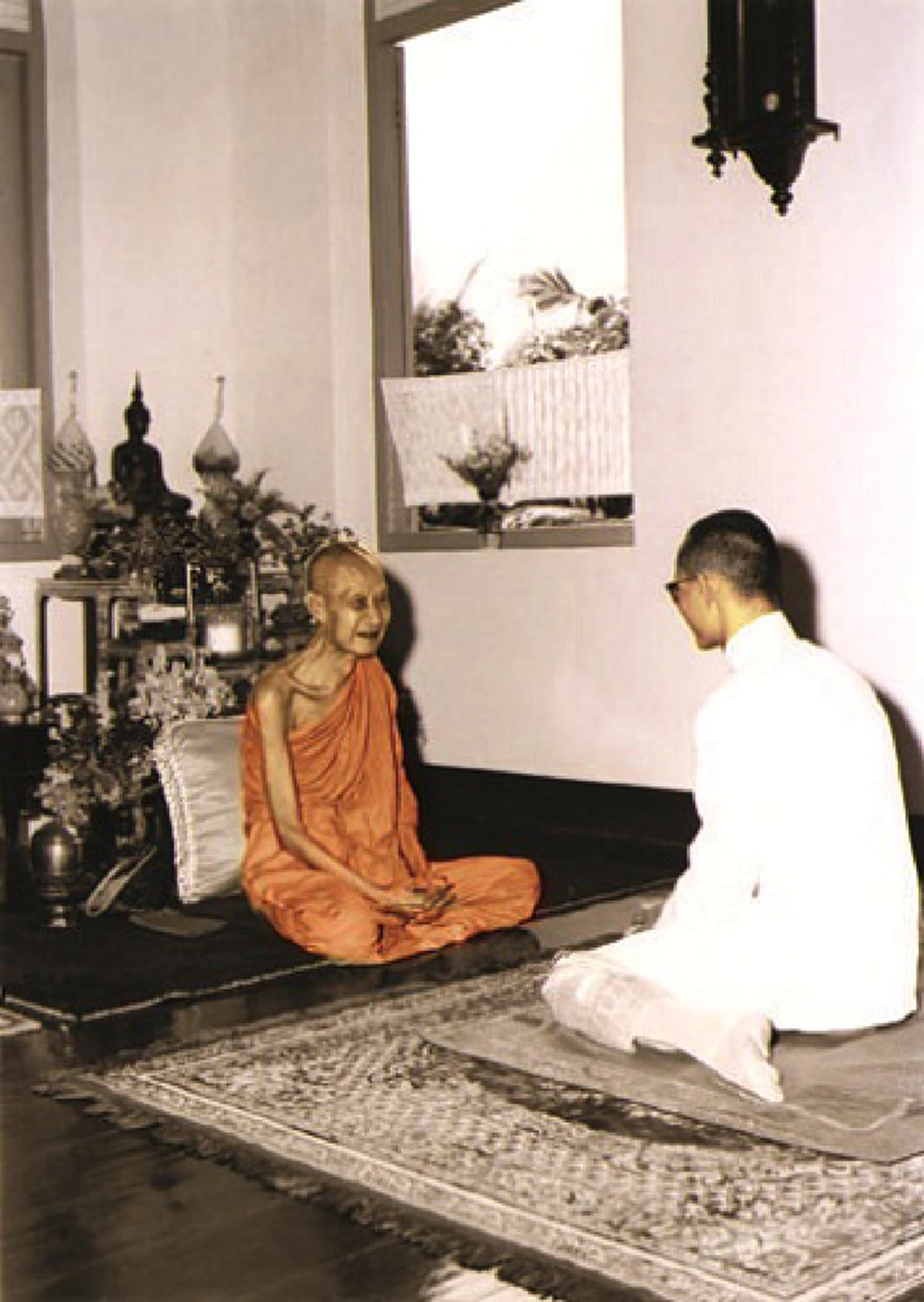 ชมภาพประวัติศาสตร์สุดคลาสสิก... เมื่อ "พระราชา" สนทนาธรรมกับ "พระอริยะ"!! ... อมตะแห่งธรรมะที่จะอยู่คู่โลกไปตลอดกาล!!