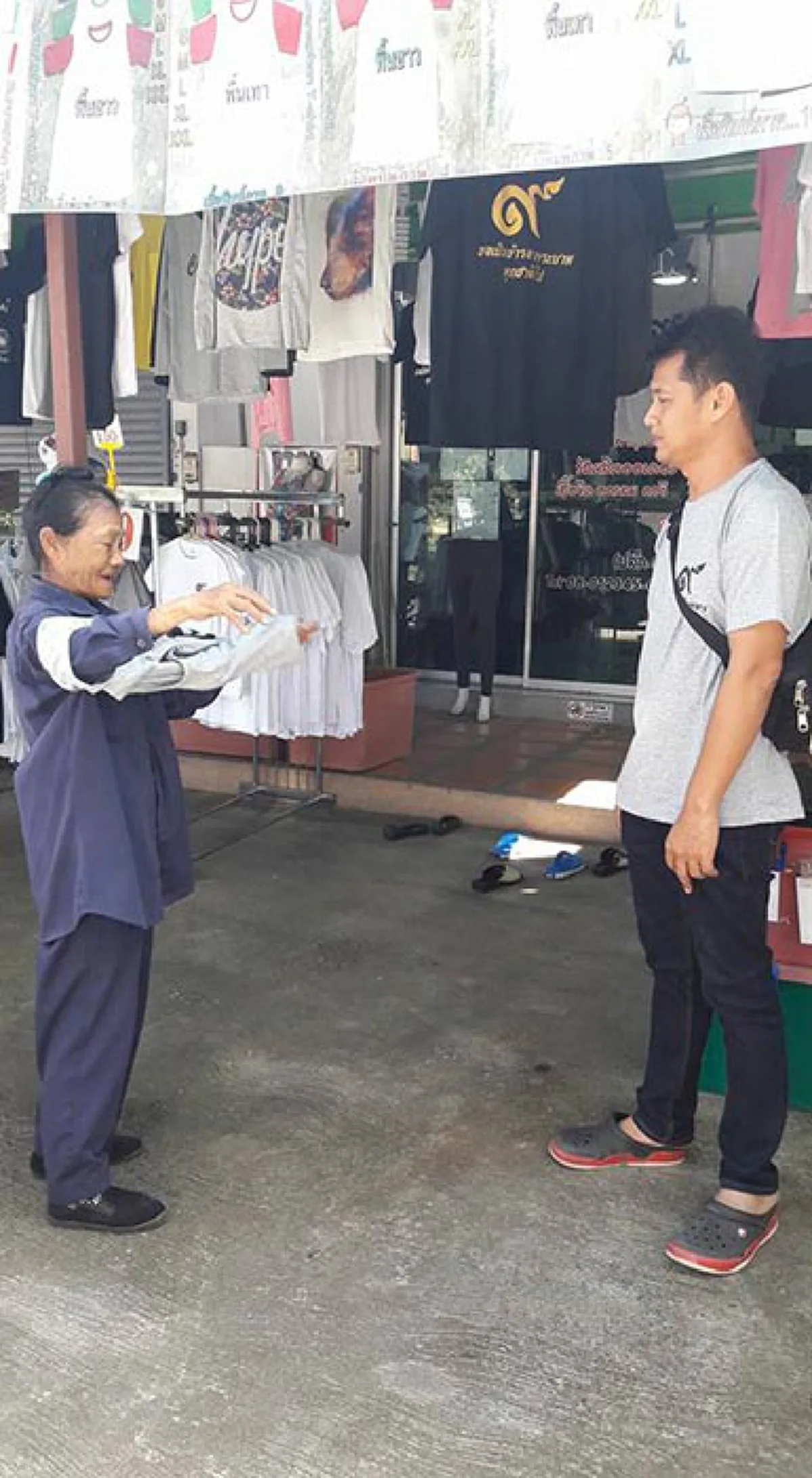 โลกออนไลน์ต่างชื่นชม!!! หนุ่มมอบเสื้อให้คุณยาย หลังแอบยืนมองเสื้อถวายอาลัย