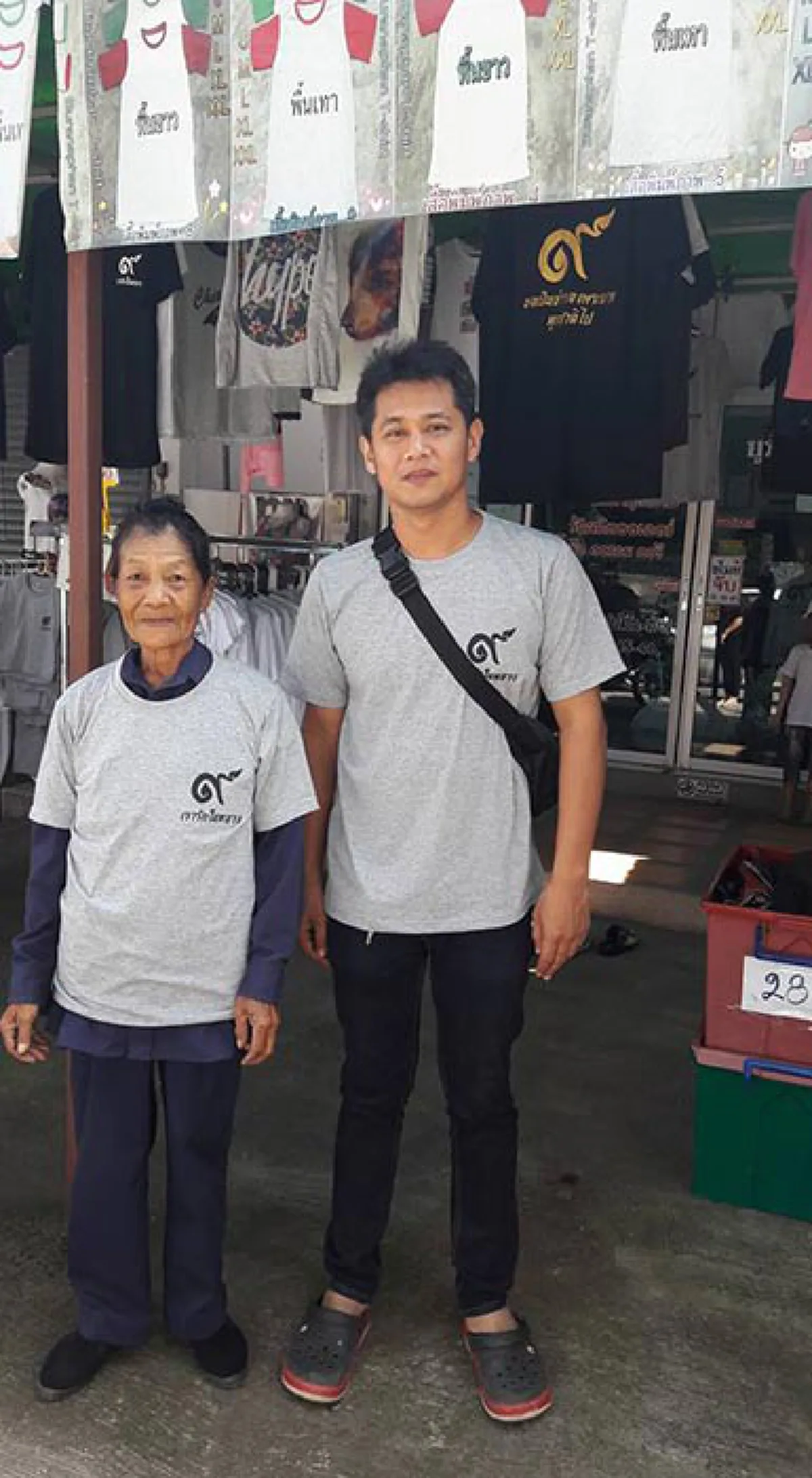 โลกออนไลน์ต่างชื่นชม!!! หนุ่มมอบเสื้อให้คุณยาย หลังแอบยืนมองเสื้อถวายอาลัย