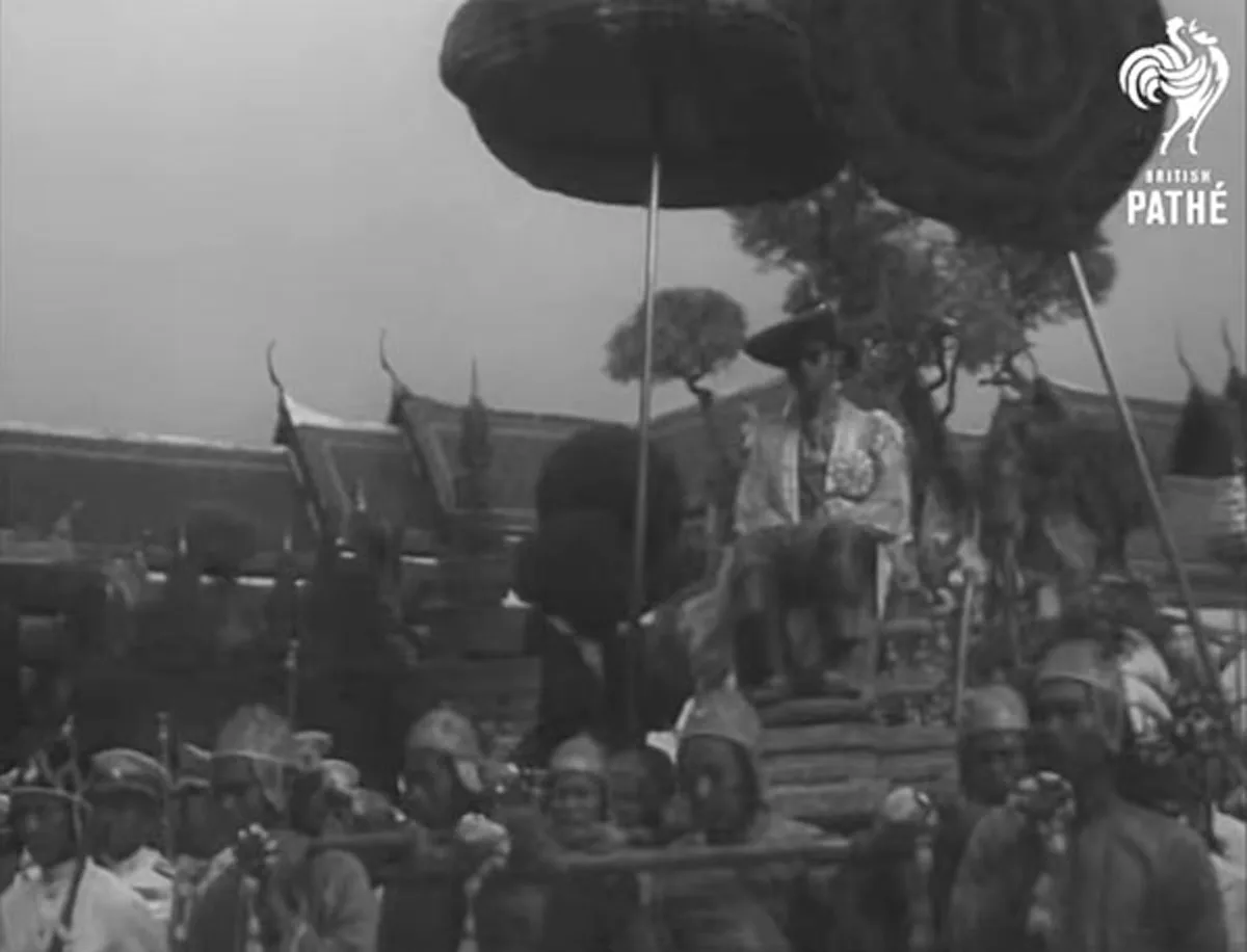 คลิปนี้หาชมยาก!!! พระราชพิธีบรมราชาภิเษก "ในหลวง ร.9" ปี 2493 ที่คนไทยอาจไม่เคยเห็นมาก่อนในช่วงชีวิตผ่านมา (คลิป)