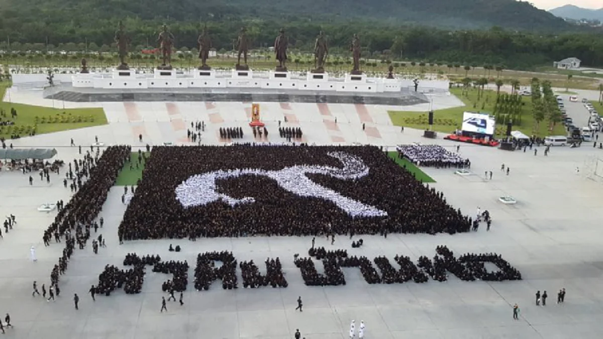 ซาบซึ้งทุกความรู้สึก !! ชาวหัวหินจุดเทียนถวายอาลัยร่วมแปรอักษร "หัวหิน บ้านพ่อ"   ณ อุทยานราชภักดิ์ 