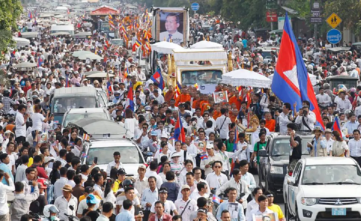 มวลหาประชาชนชาวเขมร...ภาพประวัติศาสตร์ แห่ศพนักวิจารณ์กัมพูชา(มีคลิป)