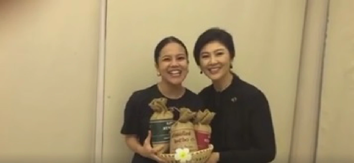 กระดี๊กระด๊าออกนอกหน้านอกตา!!!  "ขัตติยา" มอบของขวัญปีใหม่ให้ "ยิ่งลักษณ์" ...ถามกลับแฟนเพจ อิจฉาหรือเปล่า 