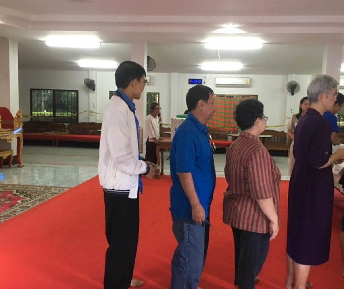 "โหรวารินทร์" ชี้!! ประชามติวันนี้จะผ่านไปด้วยดี หลังเดินทางไปใช้สิทธิ์ ย้ำปีหน้ามีเลือกตั้งแน่นอน!!?(มีภาพ)