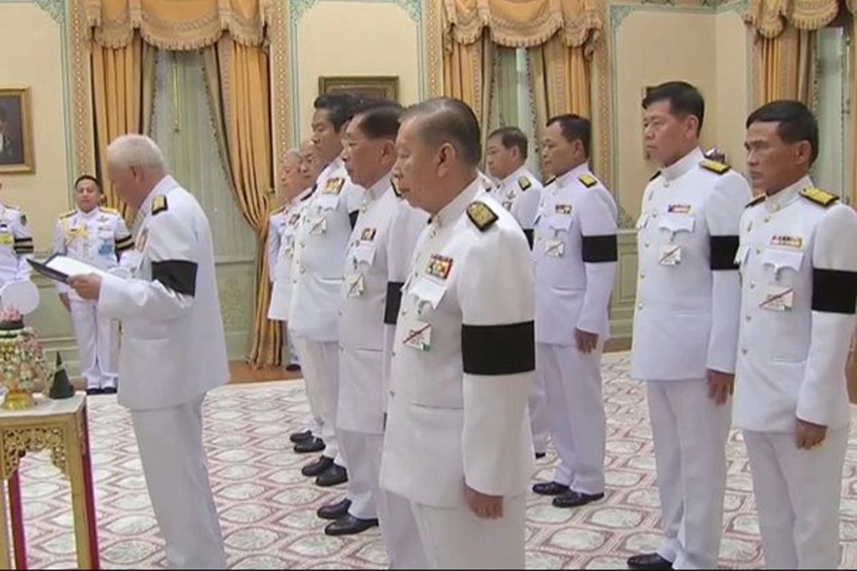สมเด็จพระเจ้าอยู่หัวทรงขอบใจคณะองคมนตรีมาช่วยงานเพื่อความมั่นคงชาติ  ทรงพระเมตตาล้นพ้นตรัสถึงพล.อ.เปรม "ได้ป๋ามาเป็นประธานก็อุ่นใจแล้ว" #ขอทรงพระเจริญ