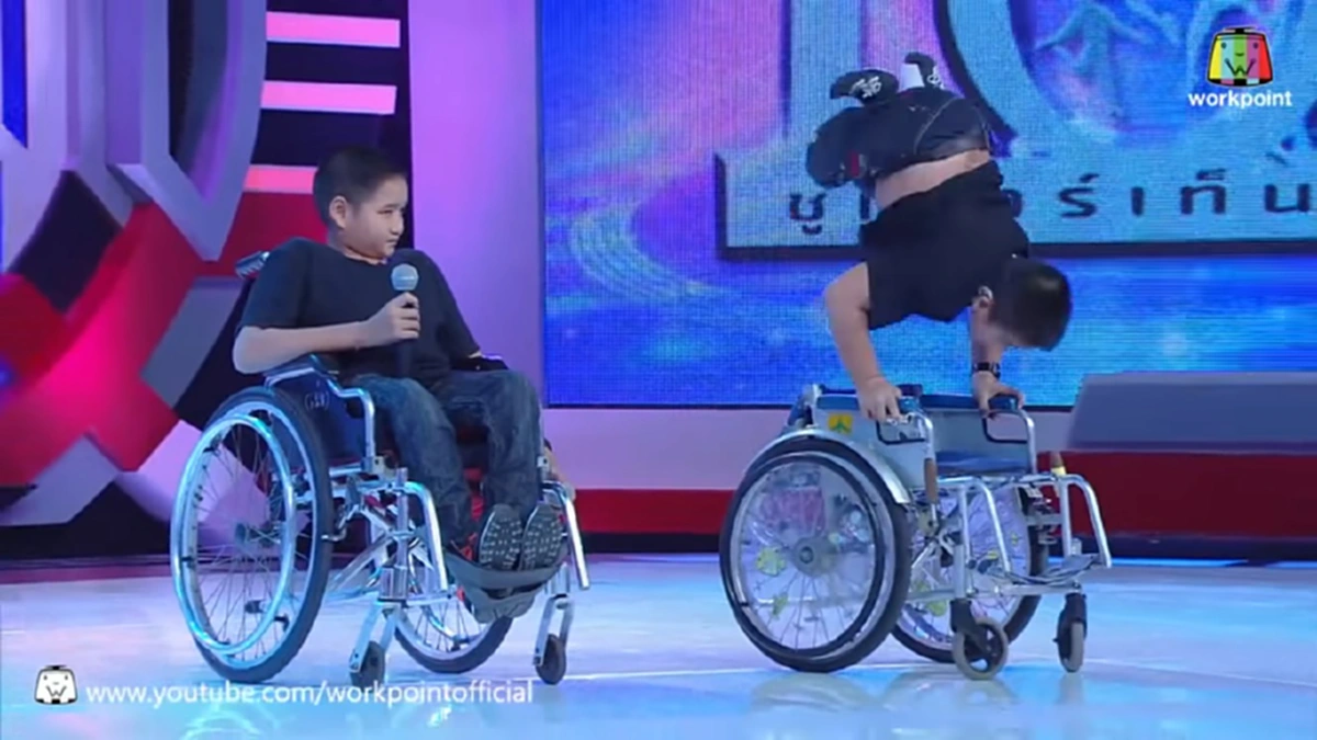 หัวใจไม่พิการ!!! สุดยอด "นักเรียนวีลแชร์" โชว์สเต็ป B-Boy Dance แลกกับสิ่งของที่ต้องใช้ส่วนรวม บอกเลยแต่ละท่าขั้นเทพจริงๆ (ชมคลิป)
