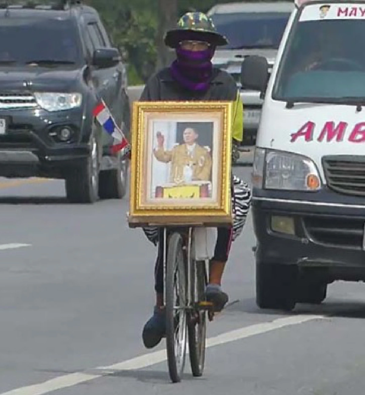 ด้วยความจงรักภักดี! หญิงชราวัย68ปีปั่นจักรยานกว่า500กม.เข้ากรุงฯเพื่อสักการะพระบรมศพ ล่าสุดนาตาลีเดวิสซึ้งใจศรัทธาขอซื้อจักรยานคันใหม่ตอบแทน