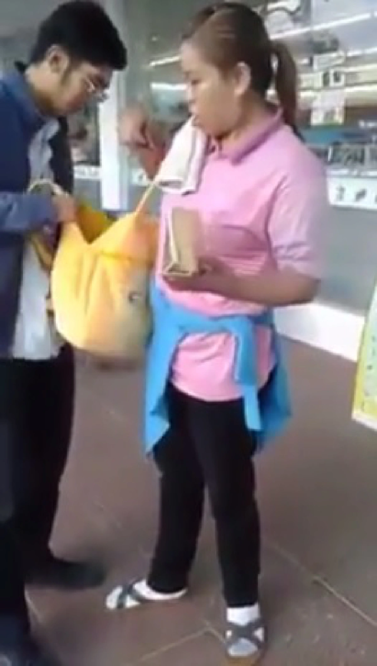 ตามหามานาน!!มนุษย์ป้าขโมยของร้านสะดวกซื้อทุกวันกลายเป็นภาระพนง.ถูกหักเงินค่าเสียหาย ลองดูเมื่อโดนจับได้อาการเป็นงัย (คลิป)
