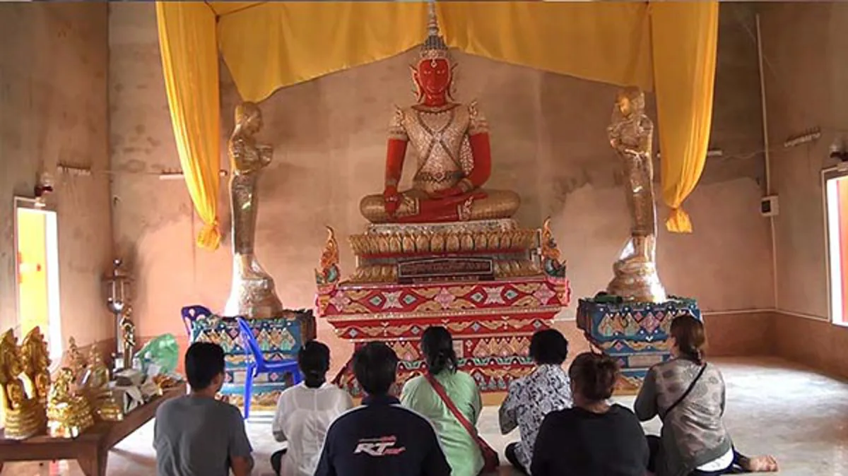 กราบสาธุ!! ชาวบ้านแห่กราบไหว้  "พระพุทธจักรพรรดิ์มหามงคล" แปลกกว่าพระประธานวัดอื่น เชื่อไหว้แล้วร่ำรวยเงินทอง!!!