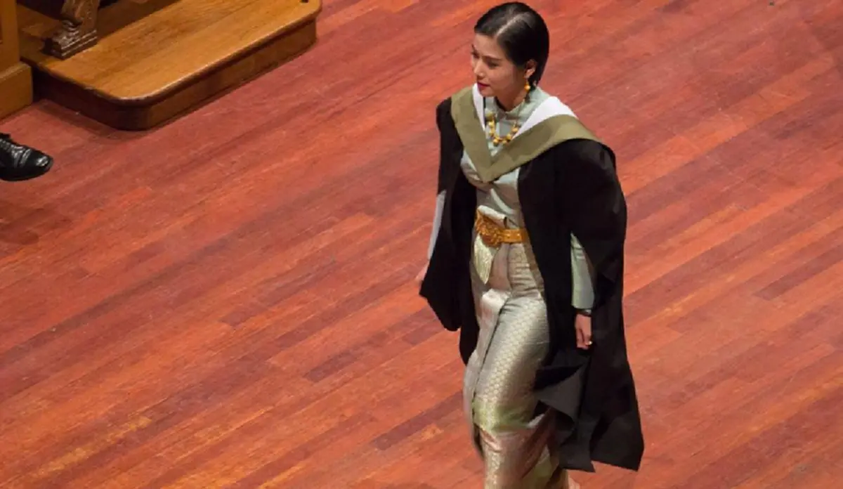 ถึงจบเมืองนอก แต่ก็ไม่เคยลืมความเป็นไทย !!  แพทย์หญิงตั้งใจสวมชุดไทยบรมพิมาน เข้ารับปริญญาที่อังกฤษอย่างสง่า (ภาพ+รายละเอียด)  