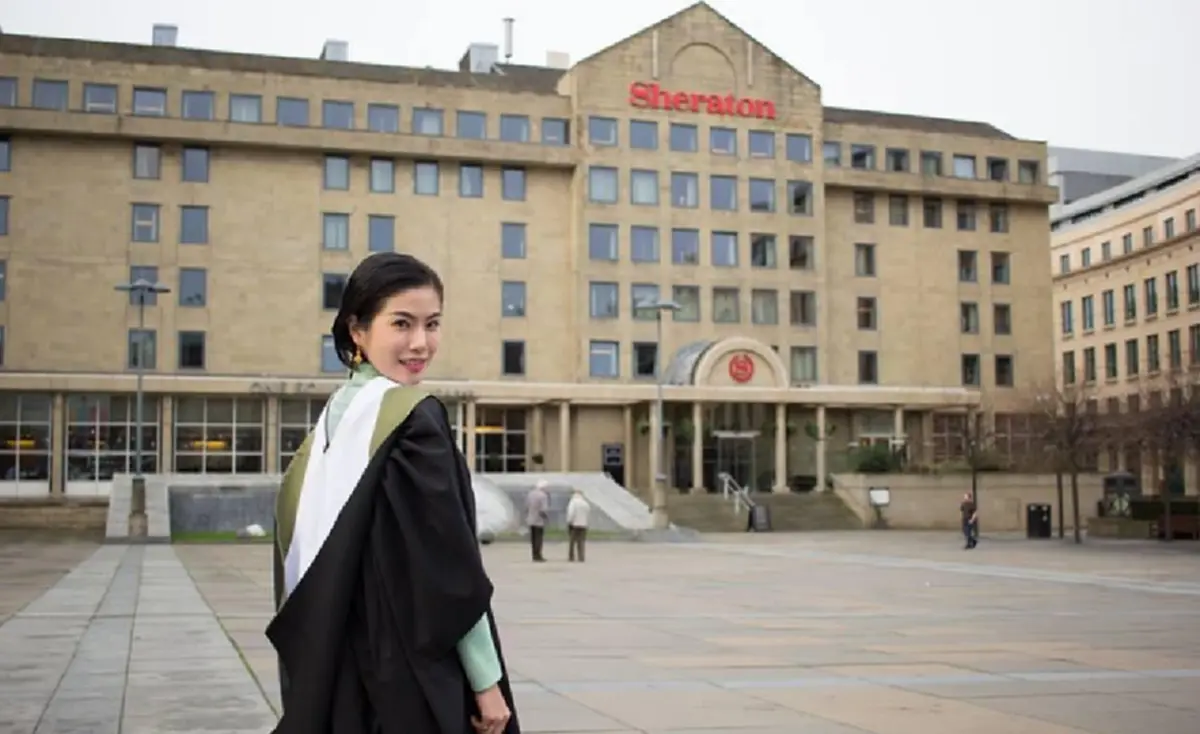 ถึงจบเมืองนอก แต่ก็ไม่เคยลืมความเป็นไทย !!  แพทย์หญิงตั้งใจสวมชุดไทยบรมพิมาน เข้ารับปริญญาที่อังกฤษอย่างสง่า (ภาพ+รายละเอียด)  