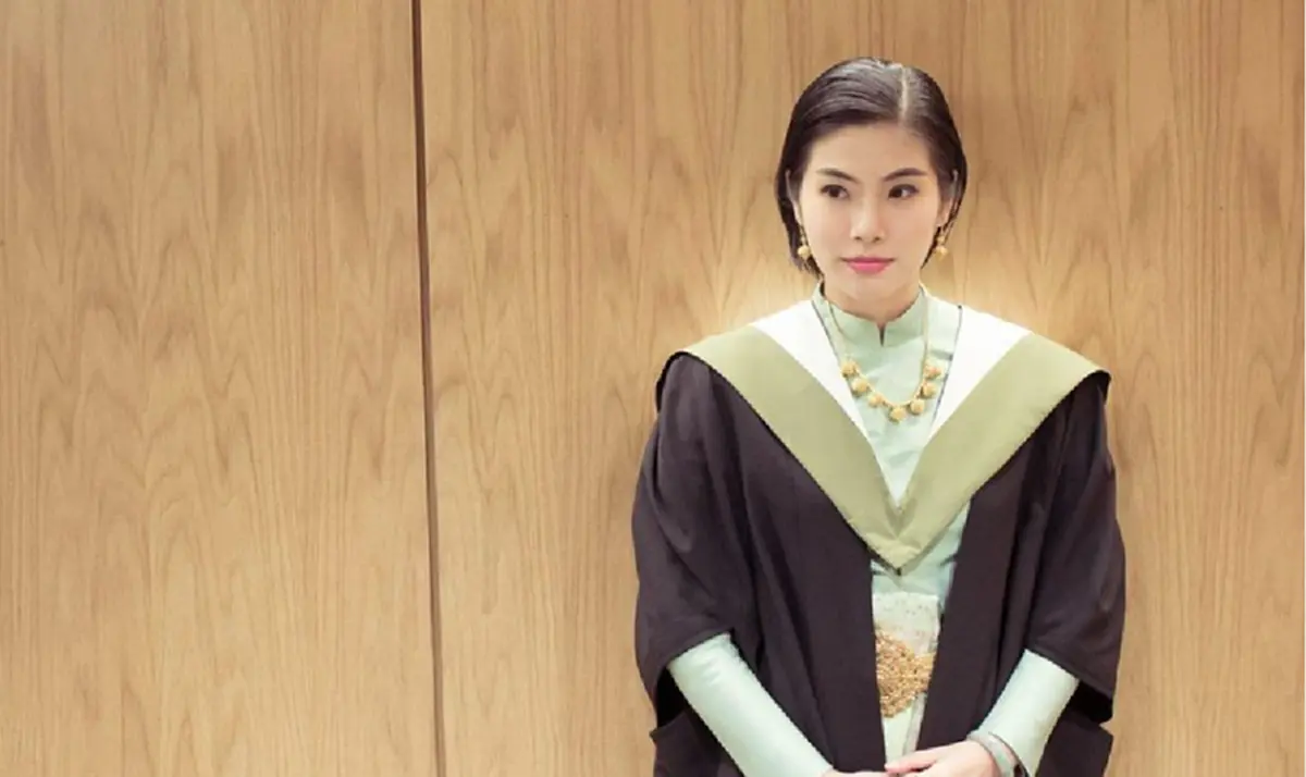 ถึงจบเมืองนอก แต่ก็ไม่เคยลืมความเป็นไทย !!  แพทย์หญิงตั้งใจสวมชุดไทยบรมพิมาน เข้ารับปริญญาที่อังกฤษอย่างสง่า (ภาพ+รายละเอียด)  