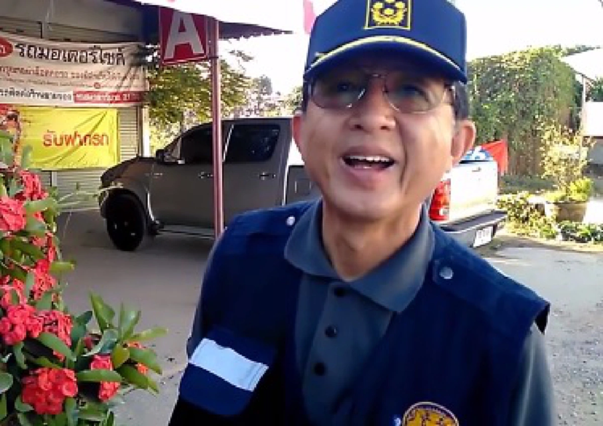 ทำดีที่ไหนคนก็เห็นชื่นชม! โลกโซเชียลถึงไลค์รัวๆเมื่อรู้ว่าชายวัยกลางคนเดินเท้าเก็บขยะตามเกาะถนนหลังปีใหม่ เป็นถึงอดีตพ่อเมืองและทำมาตลอด