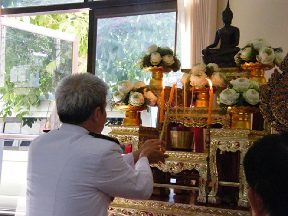 "แค่การนำดอกไม้ไปไหว้พระก็เป็นมองเป็นธรรมะ" จากธรรมที่ในหลวงรัชกาลที่ 9 พระราชทานไว้แก่คนไทย
