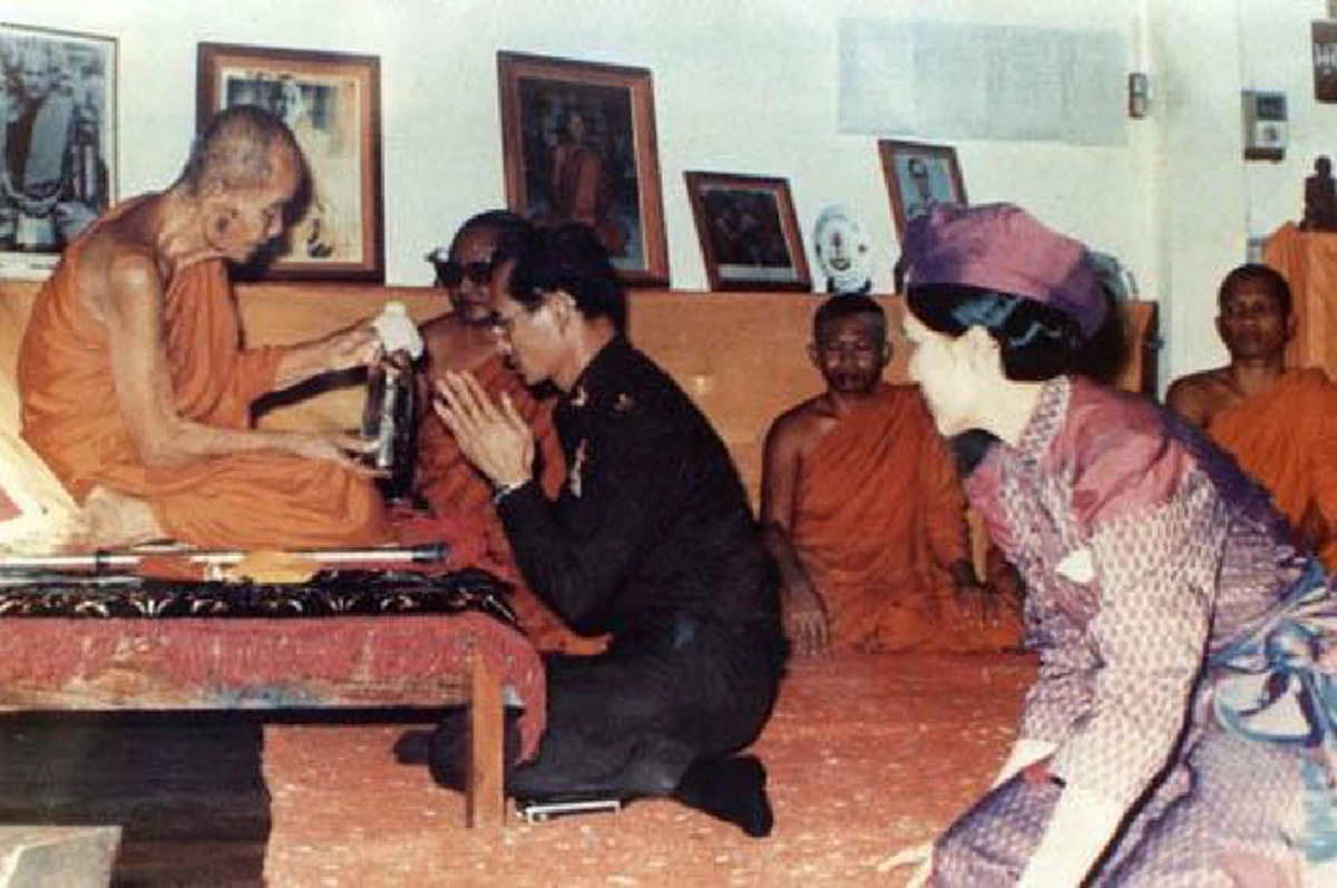 ชมภาพประวัติศาสตร์สุดคลาสสิก... เมื่อ "พระราชา" สนทนาธรรมกับ "พระอริยะ"!! ... อมตะแห่งธรรมะที่จะอยู่คู่โลกไปตลอดกาล!!