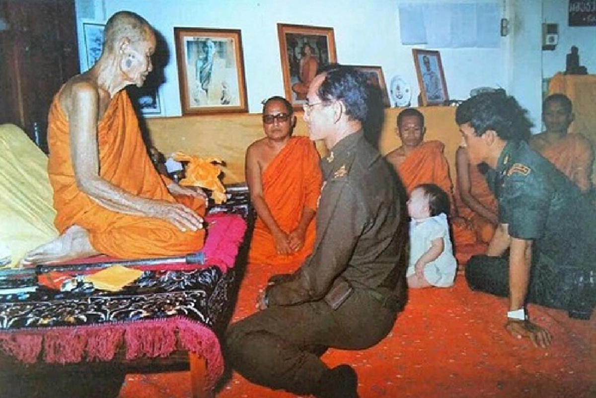 ชมภาพประวัติศาสตร์สุดคลาสสิก... เมื่อ "พระราชา" สนทนาธรรมกับ "พระอริยะ"!! ... อมตะแห่งธรรมะที่จะอยู่คู่โลกไปตลอดกาล!!