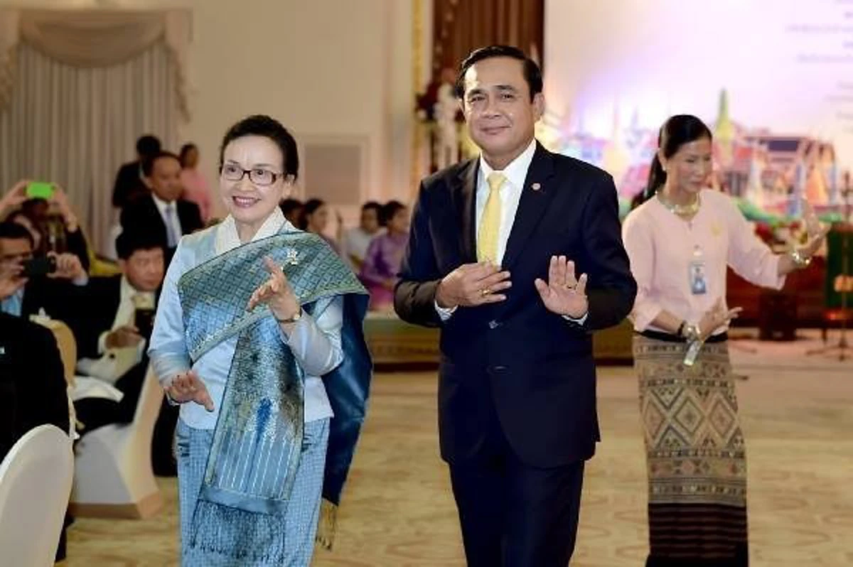 ม่วนหลายๆ  เป็นนายกฯไทยต้องทำได้ทุกอย่าง ... ล่าสุด นำเซิ้ง งานเลี้ยงรับผู้นำลาวเยือนไทย ลีลาไม่ธรรมดา  (ชมภาพ)
