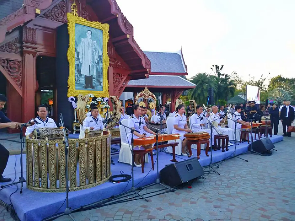 จากคงคาสู่มหานที  !!! ภาพชุดสุดยิ่งใหญ่ แสดงความอาลัย ในหลวงรัชกาลที่9 ...ขบวนเรือพระราชพิธีบารมีแห่งสายน้ำ (มีภาพ)