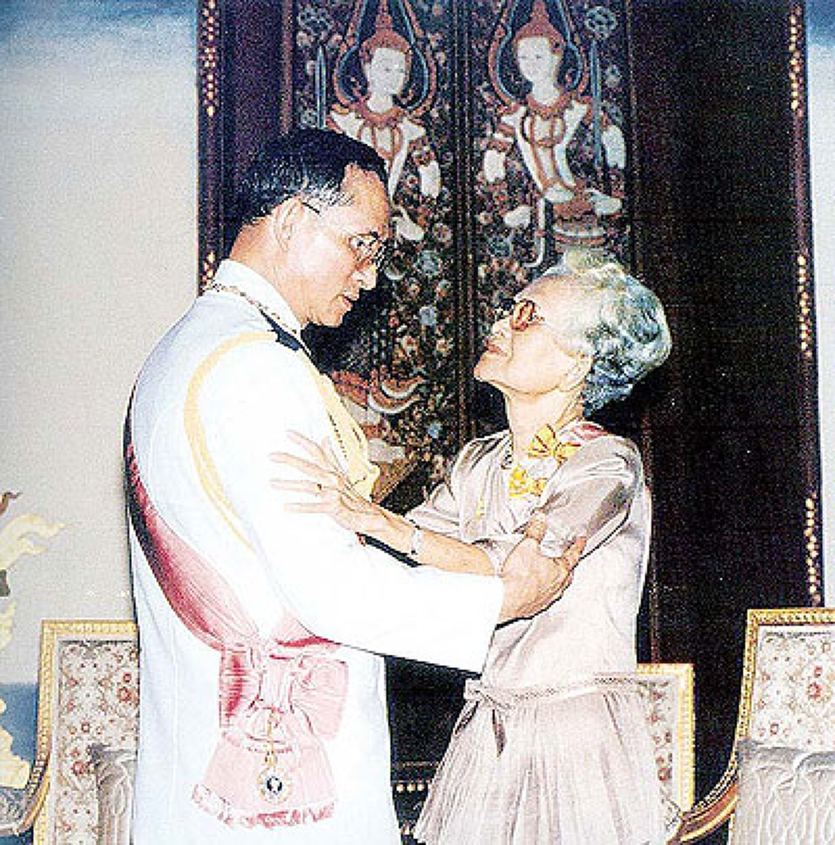มหากษัตริย์ ยอดกตัญญู.. เรื่องเล่าสุดประทับใจของ "ในหลวง" ที่มีต่อ "สมเด็จย่า" ซาบซึ้งเกินบรรยาย..