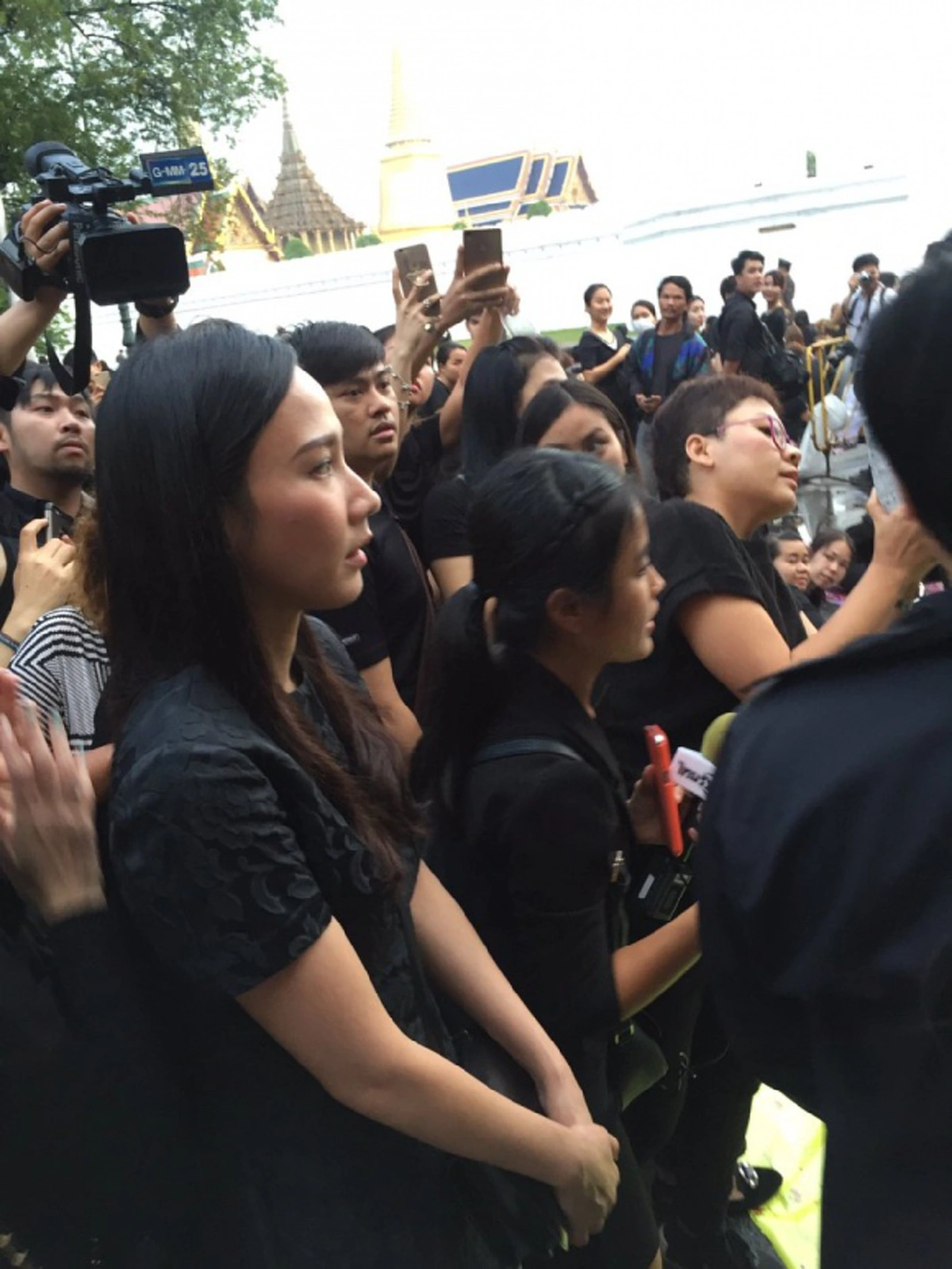 "อั้ม พัชราภา" ถวายสักการะพระบรมศพ ในหลวง รัชกาลที่ 9 (ชมคลิป)