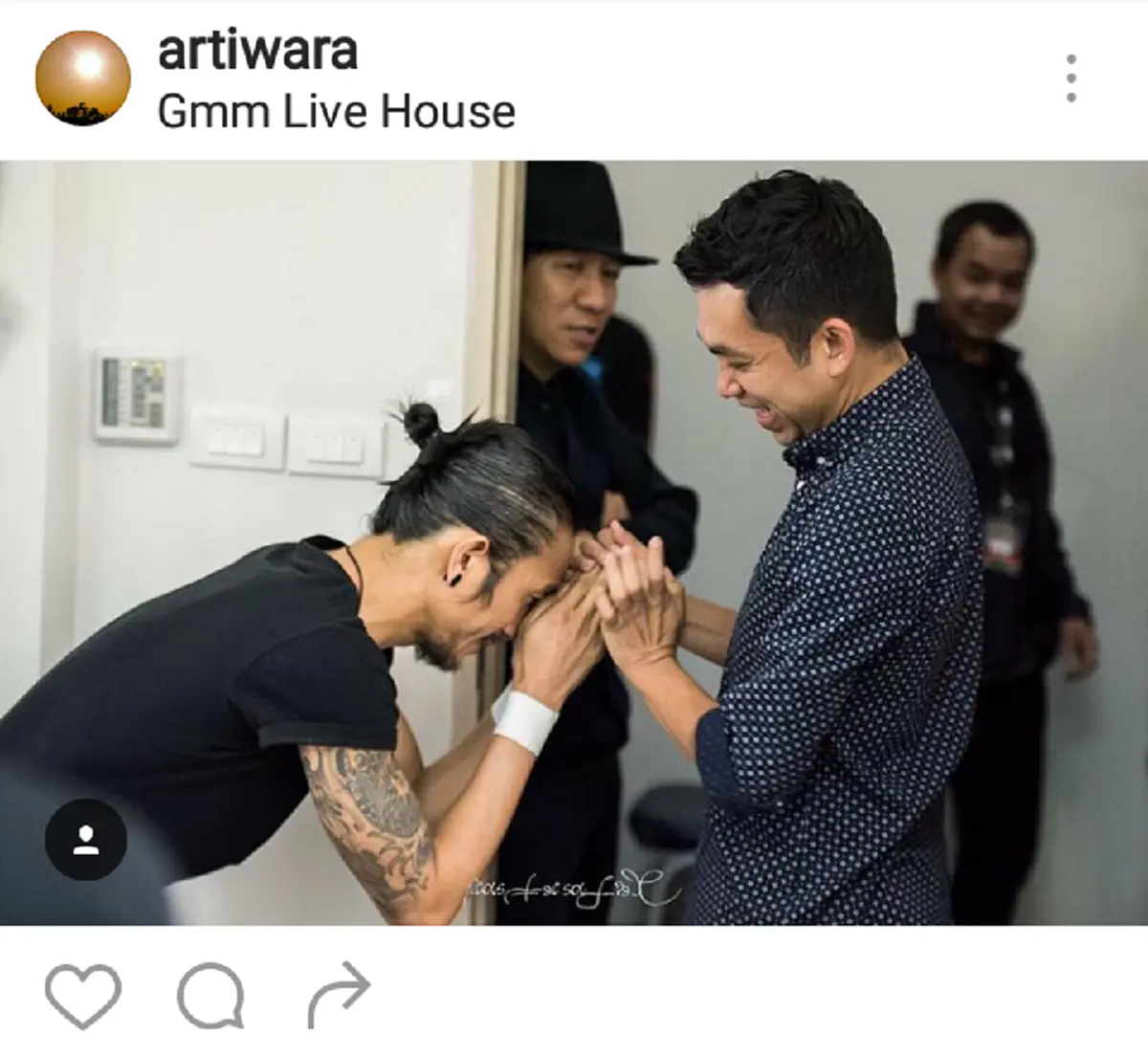 แฟนคลับสุดปลื้มใจ!! ตูน บอดี้สแลม อัพภาพลงไอจีขณะไหว้ ป๊อด โมเดิร์นด็อก-โน้ส อุดม พร้อมข้อความที่ทำเอาใครเห็นแล้วต้องยกนิ้วให้เลย