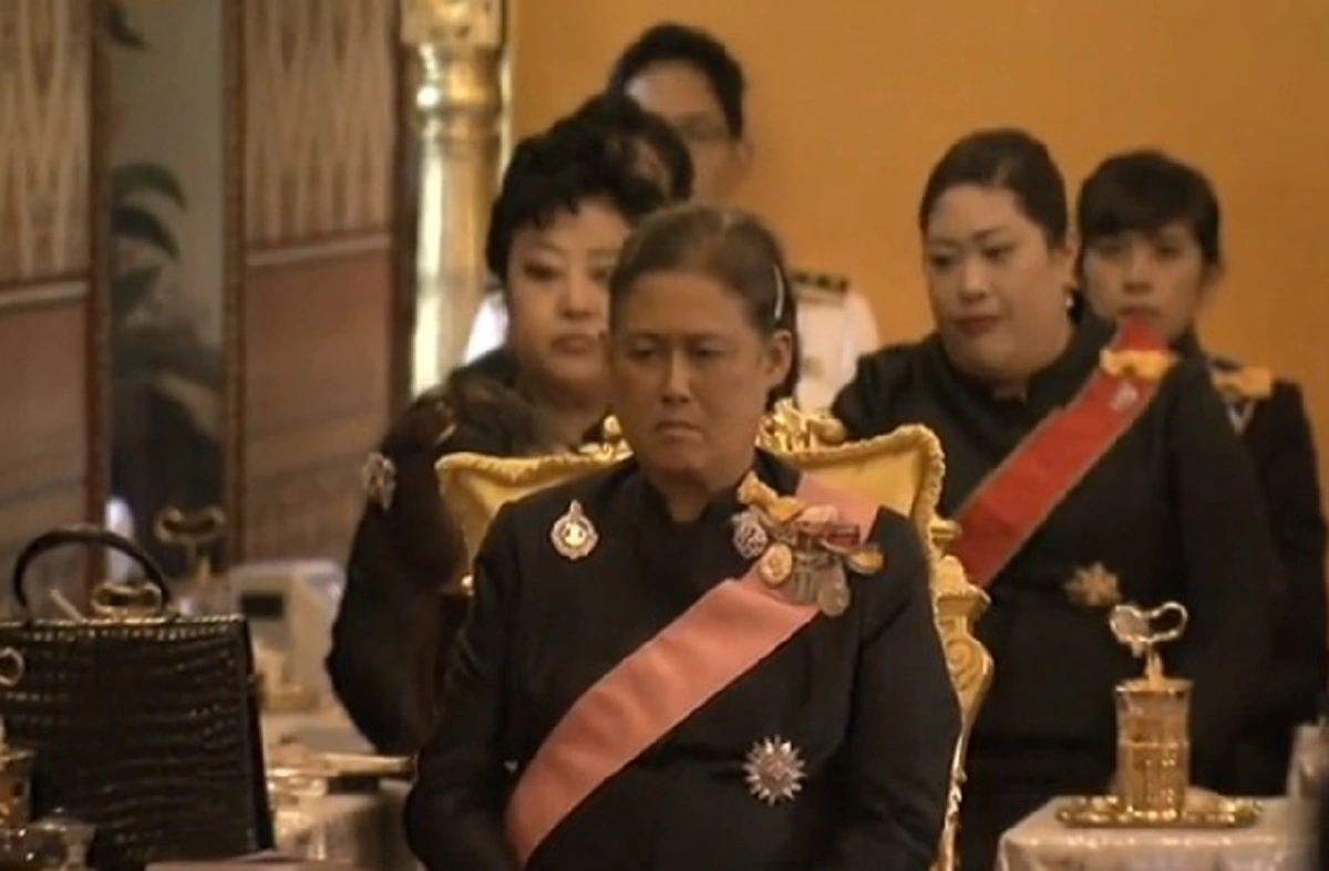 สมเด็จพระเจ้าอยู่หัว ทรงบำเพ็ญพระราชกุศลสตมวาร (100 วัน) ถวายพระบรมศพพระบาทสมเด็จพระปรมินทรมหาภูมิพลอดุลยเดช