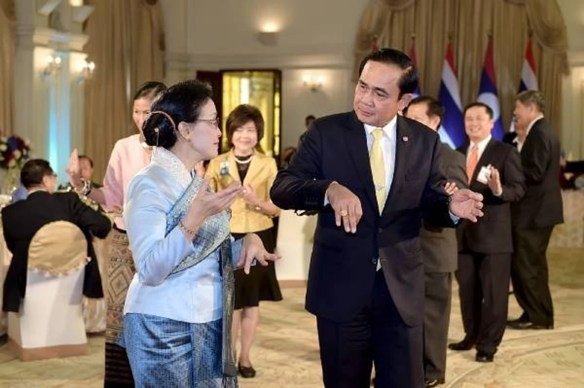 ม่วนหลายๆ  เป็นนายกฯไทยต้องทำได้ทุกอย่าง ... ล่าสุด นำเซิ้ง งานเลี้ยงรับผู้นำลาวเยือนไทย ลีลาไม่ธรรมดา  (ชมภาพ)