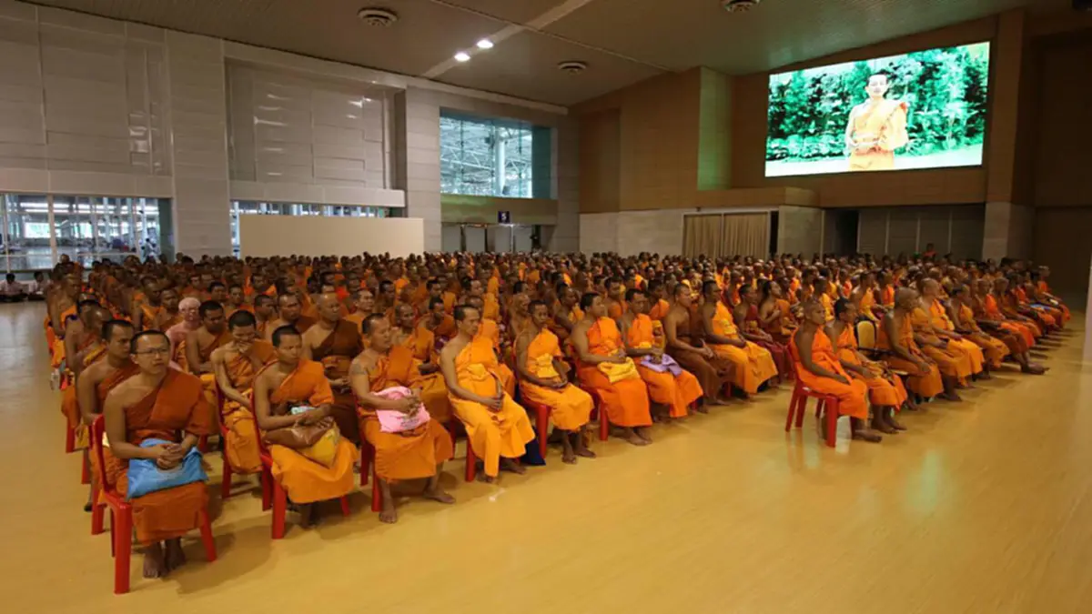 สายอีสาน!!!...ธรรมกายยังคึก การ์ดไม่ตก พระระดมตบเท้าให้กำลังใจ "ธัมมชโย" (ชมภาพ)