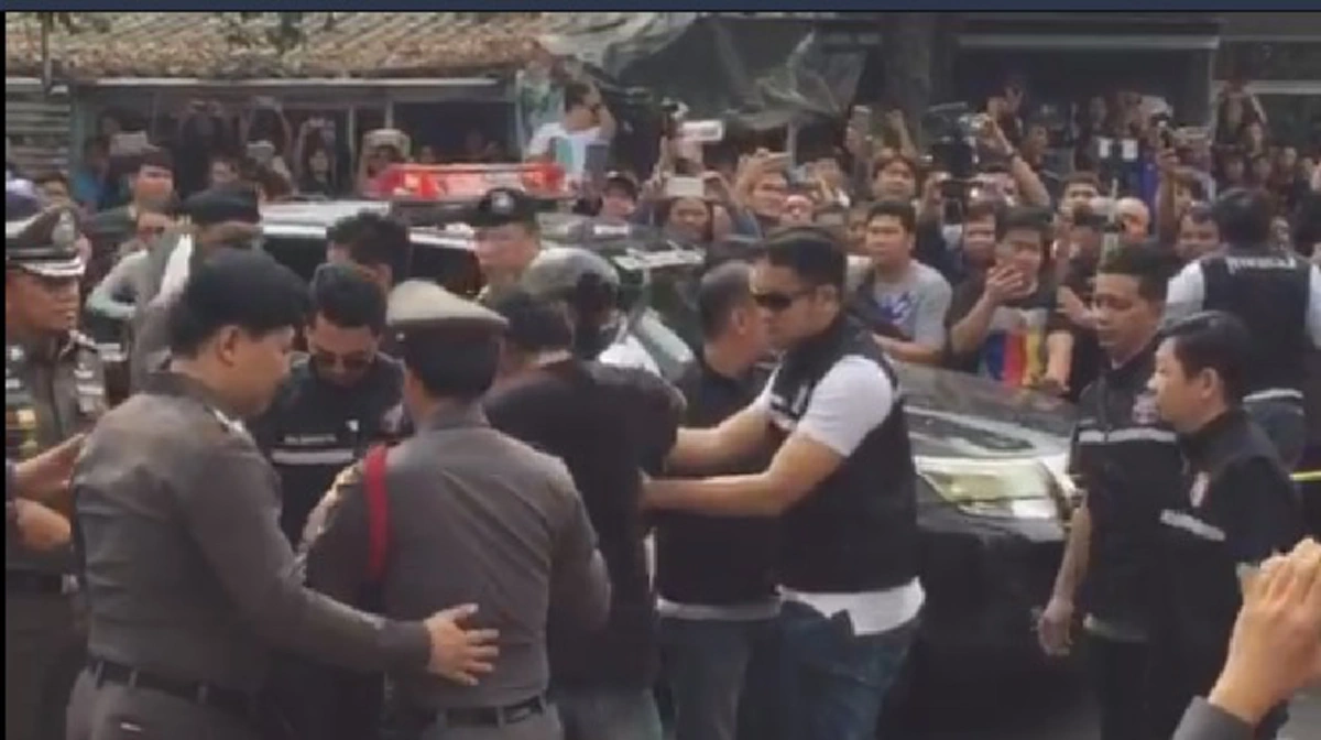 โคตรระทึก !!!  ทำแผน"ไอ้ต้อม" ฆาตกรโหดฆ่าแทงคอ "ชาวบ้าน" รุมประชาทัณฑ์  ตำรวจห้ามไม่ไหว  (มีคลิป)