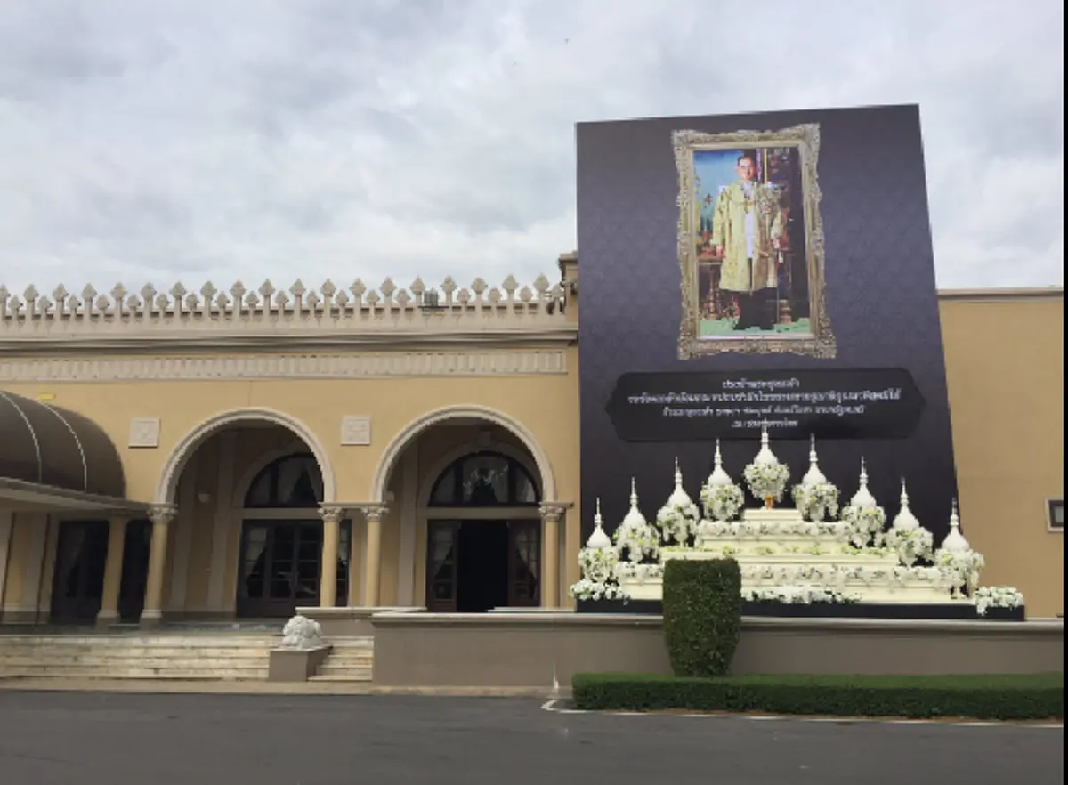 ทำเนียบรัฐบาล อัญเชิญ พระบรมฉายาลักษณ์ สมเด็จพระเจ้าอยู่หัวมหาวชิราลงกรณฯ ประดับหน้าตึกไทยคู่ฟ้าแล้ว !! (รายละเอียด) 
