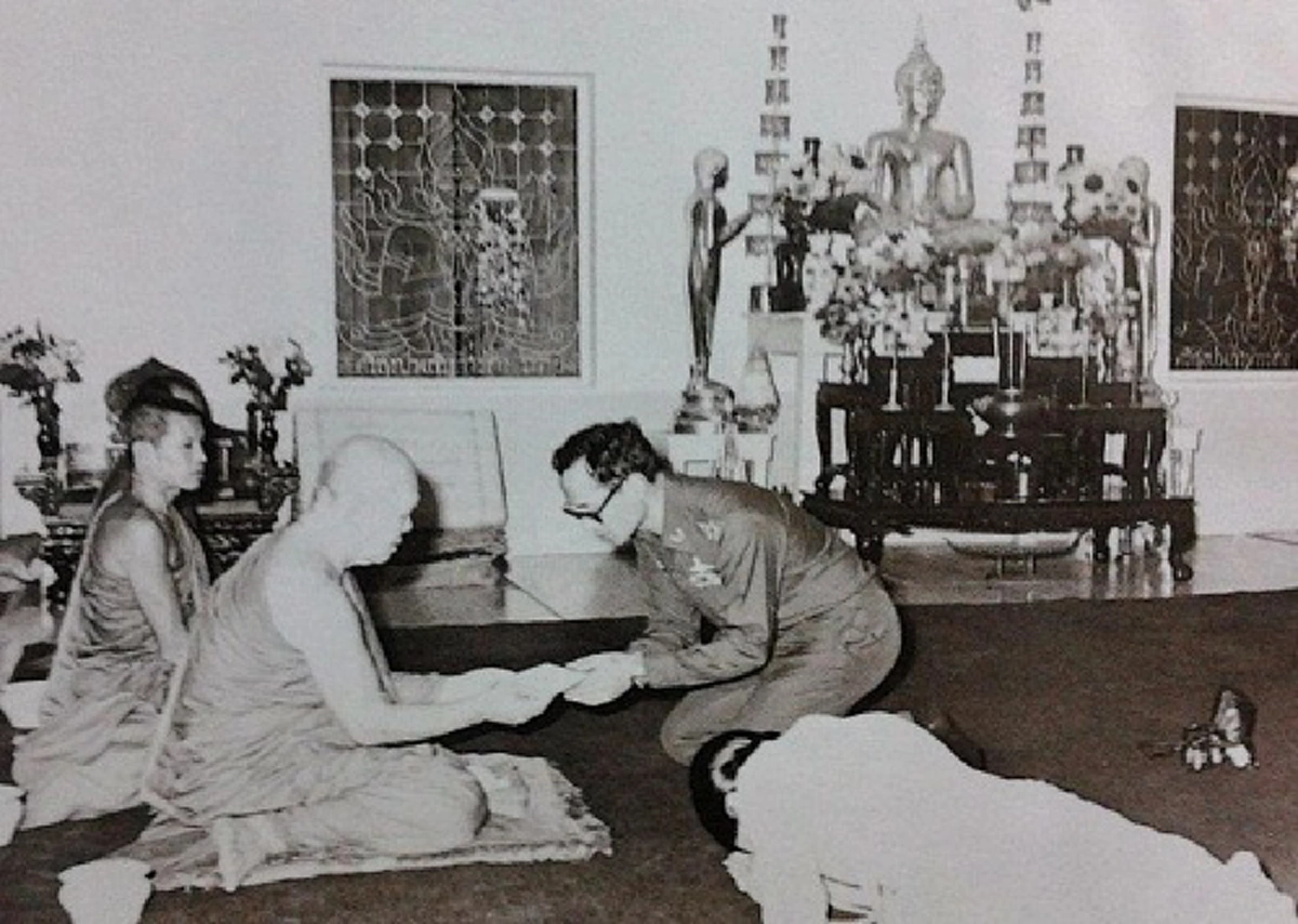 ชมภาพประวัติศาสตร์สุดคลาสสิก... เมื่อ "พระราชา" สนทนาธรรมกับ "พระอริยะ"!! ... อมตะแห่งธรรมะที่จะอยู่คู่โลกไปตลอดกาล!!